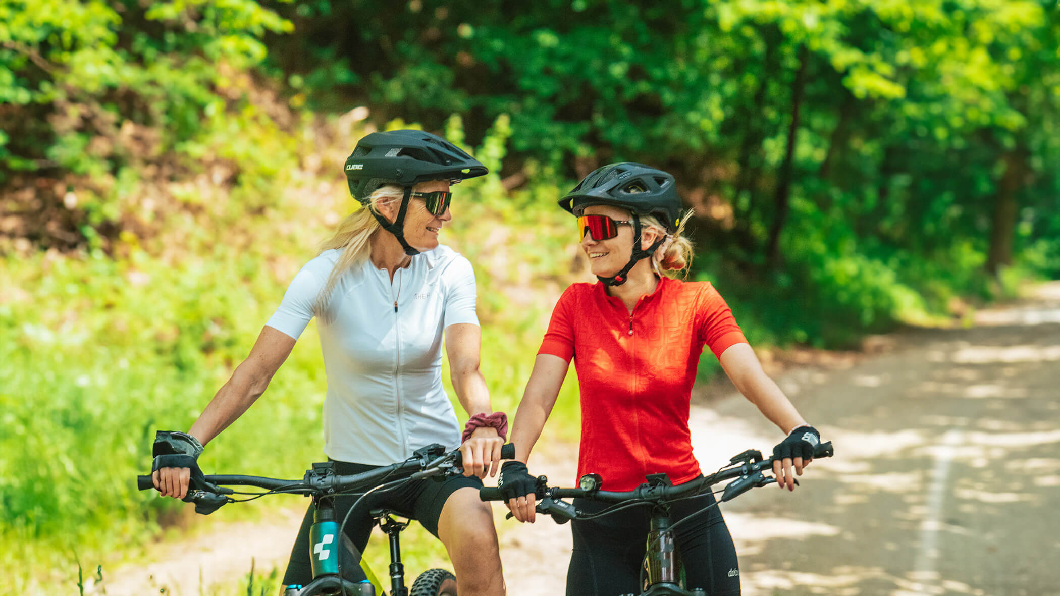 Zwei Frauen beim Radfahren - Oberplunerhof