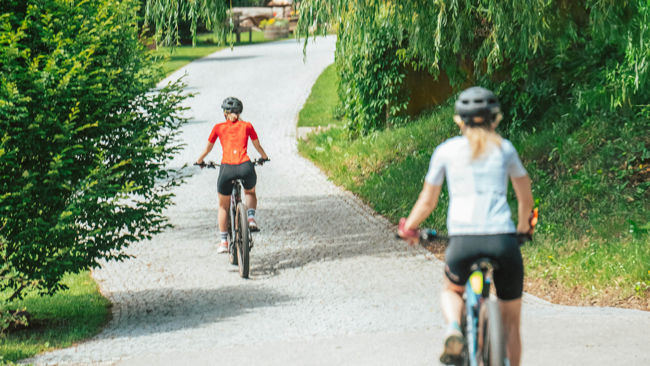 Zwei Frauen fahren mit dem Fahrrad auf dem Fahrradweg - Oberplunerhof