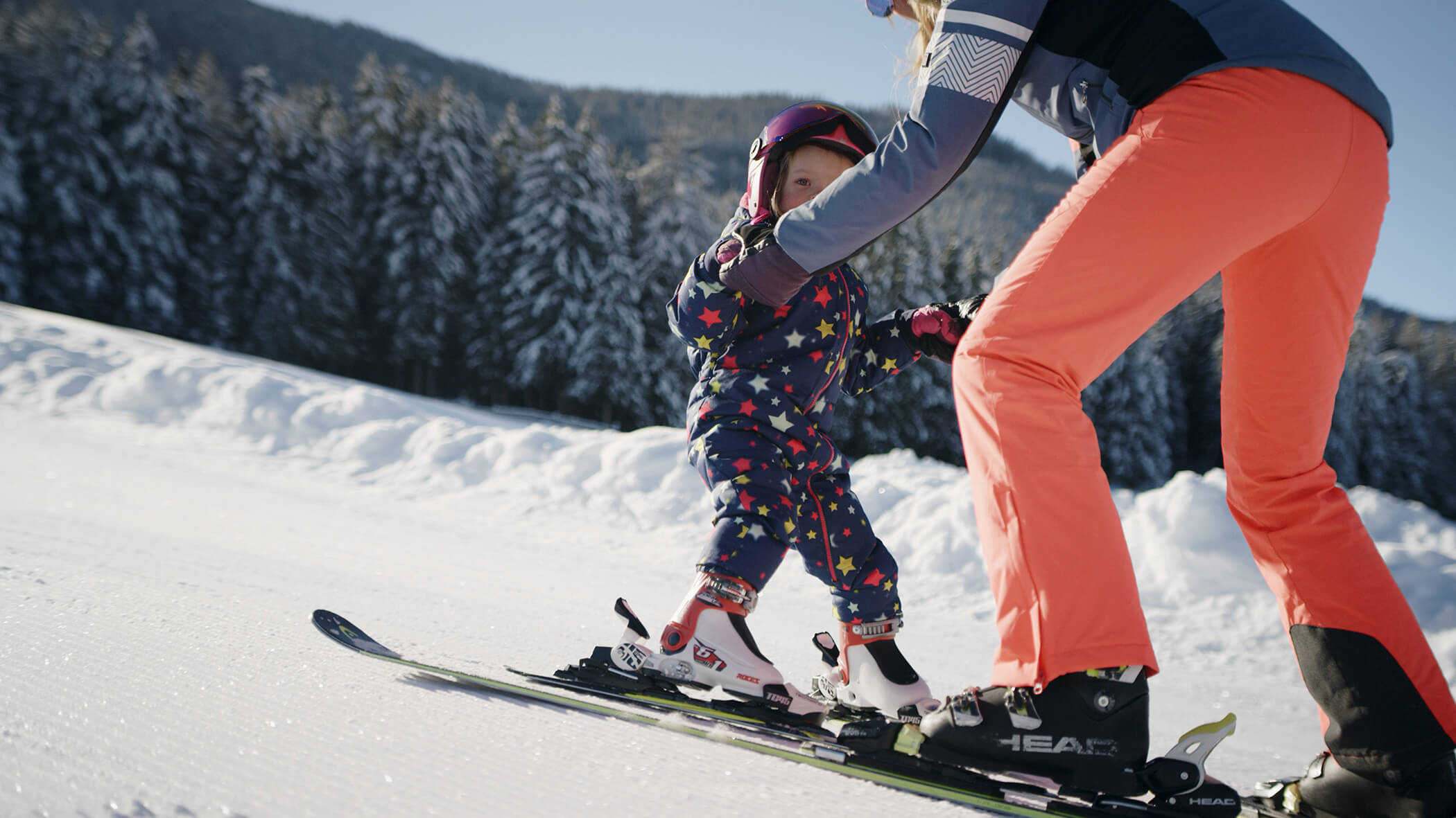 Mutter lernt ihrer Tochter das Skifahren - Oberplunerhof