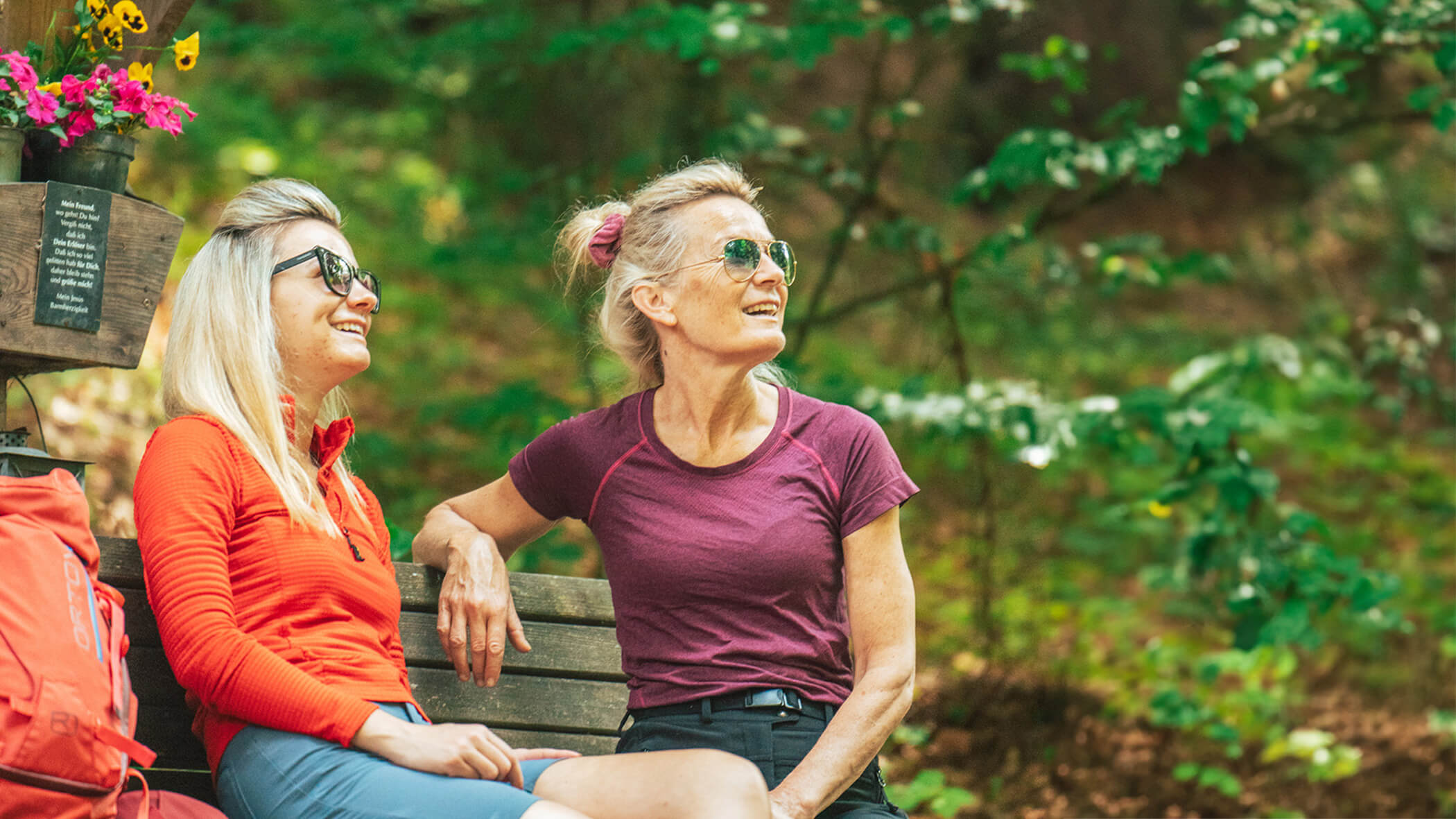 Zwei Frauen genießen die Aussicht auf einer Bank - Oberplunerhof