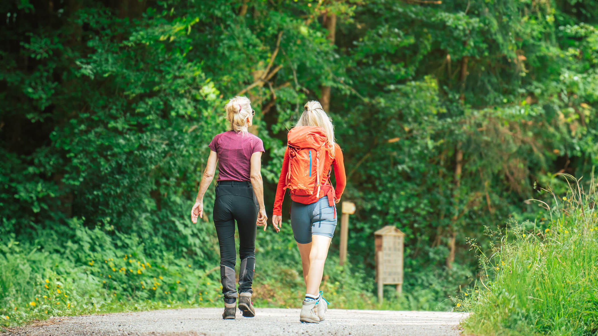 Zwei Frauen beim Wandern - Oberplunerhof