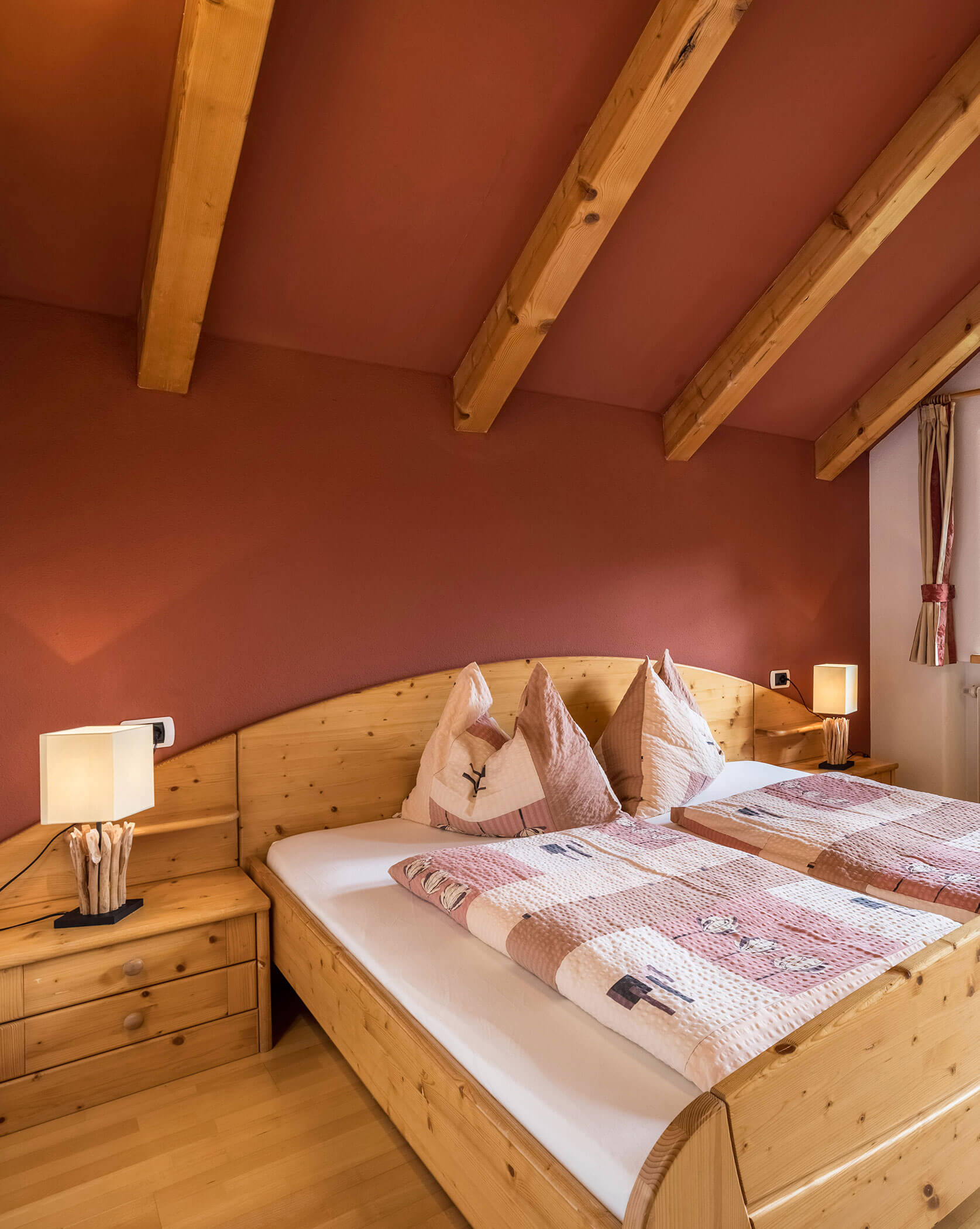 Bedroom with double bed, bedside table and lamps - Oberplunerhof