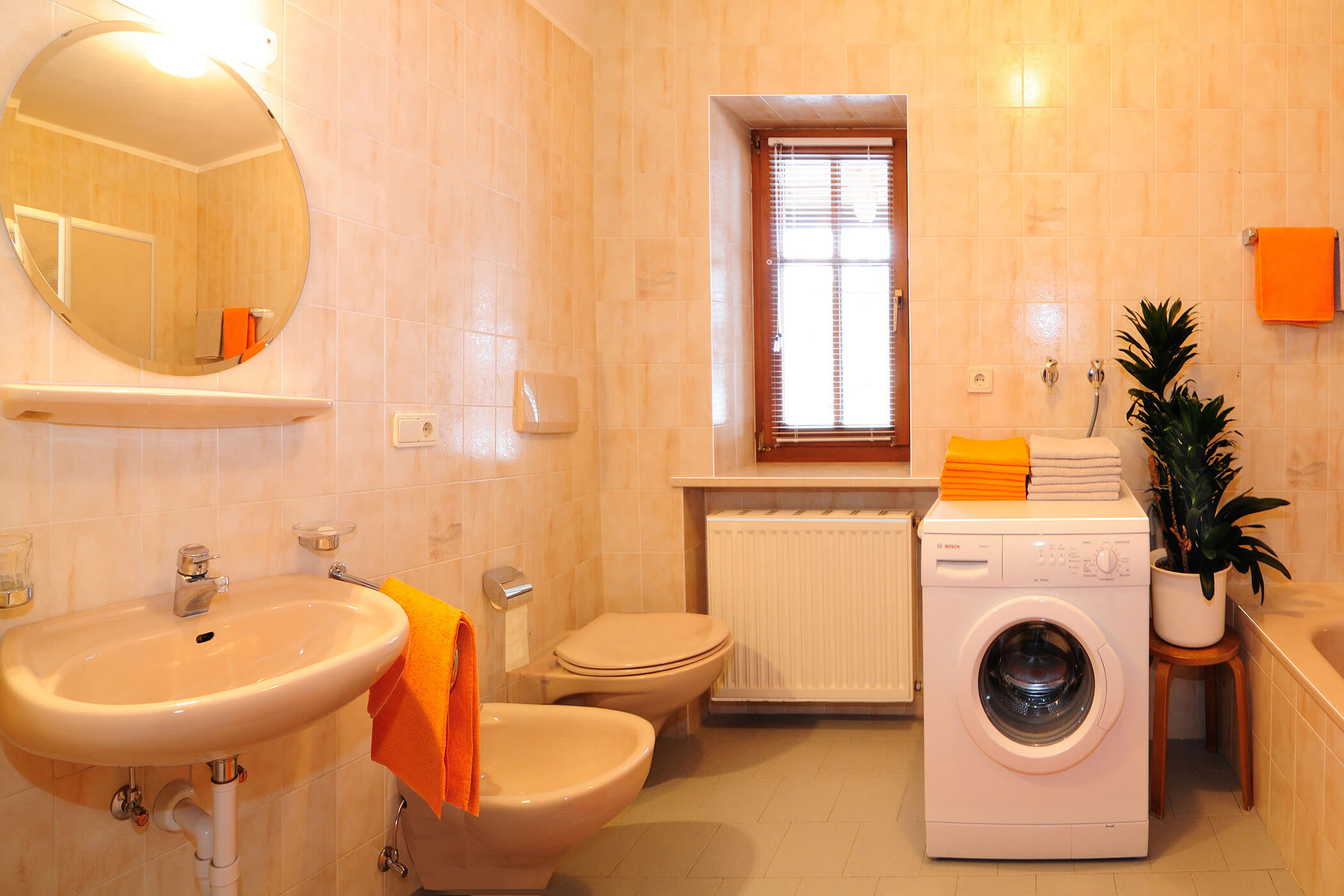 Bathroom in the Panorama apartment at the Radmüllerhof with WC, washbasin and washing machine - Oberplunerhof