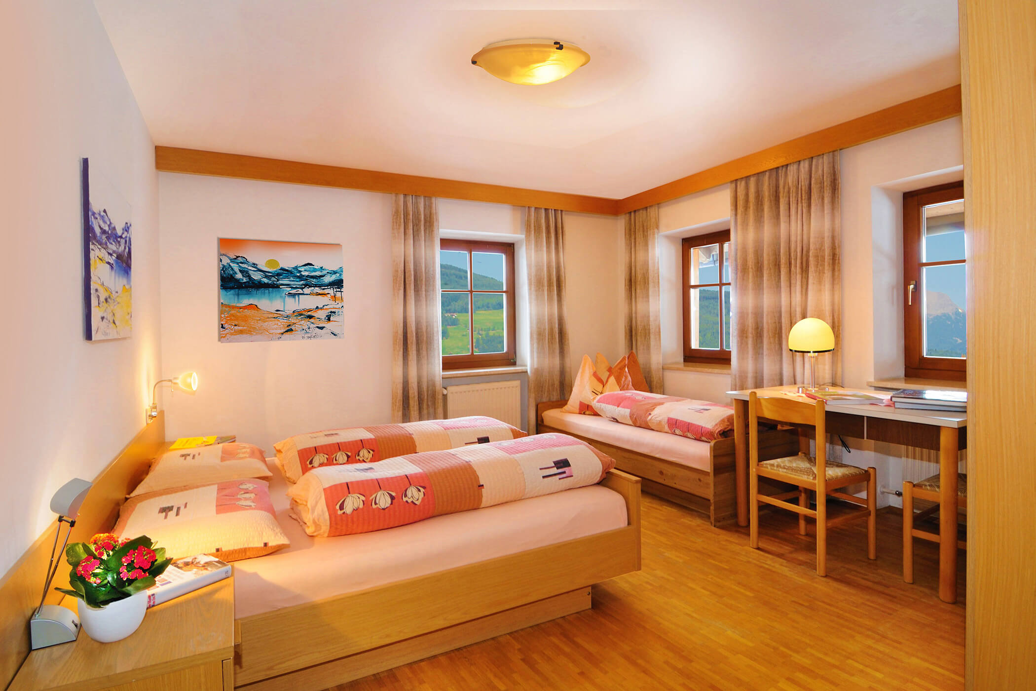 Bedroom in the Panorama apartment at the Radmüllerhof with double bed and single bed - Oberplunerhof