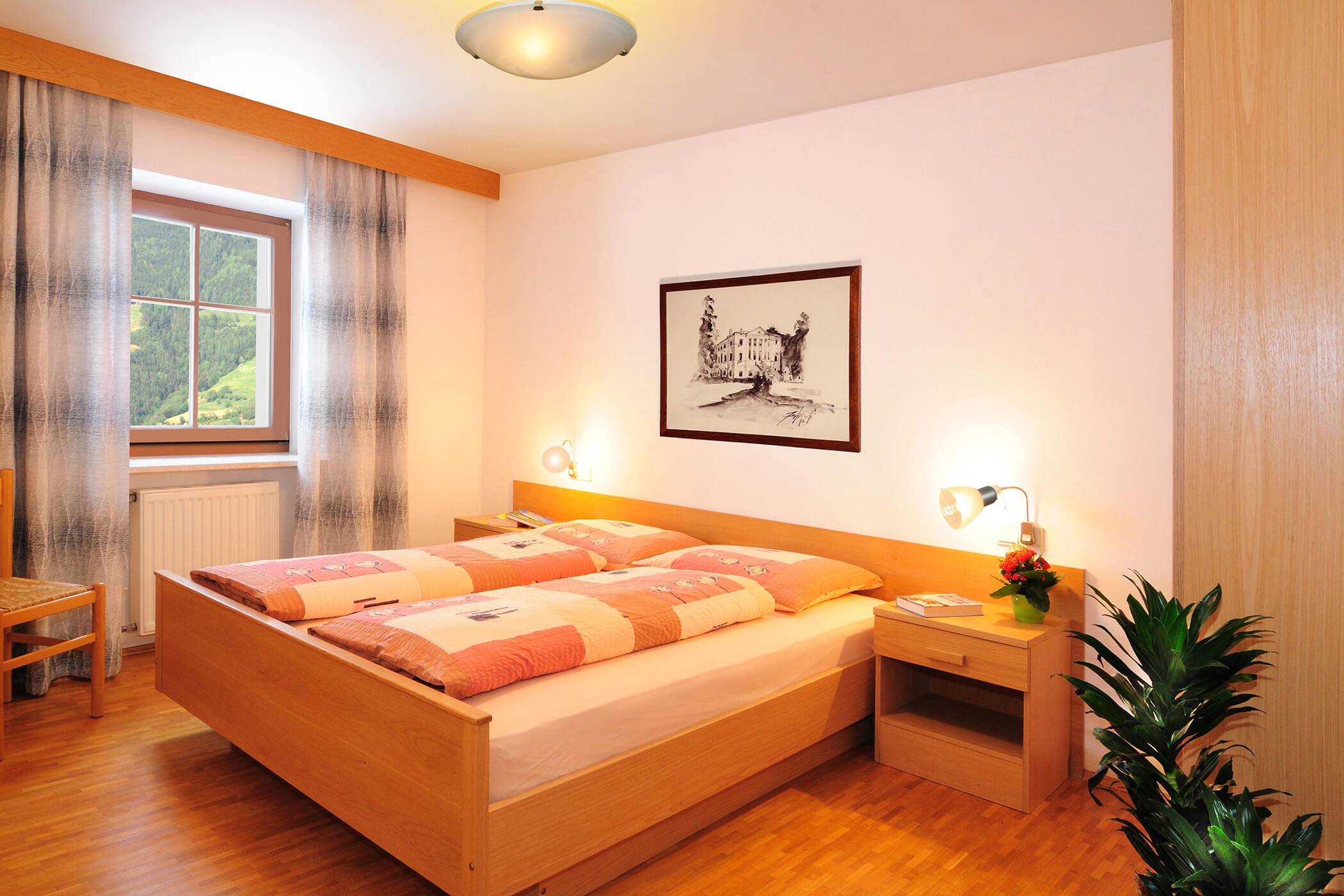 Bedroom in the Panorama am Radmüllerhof apartment with double bed - Oberplunerhof