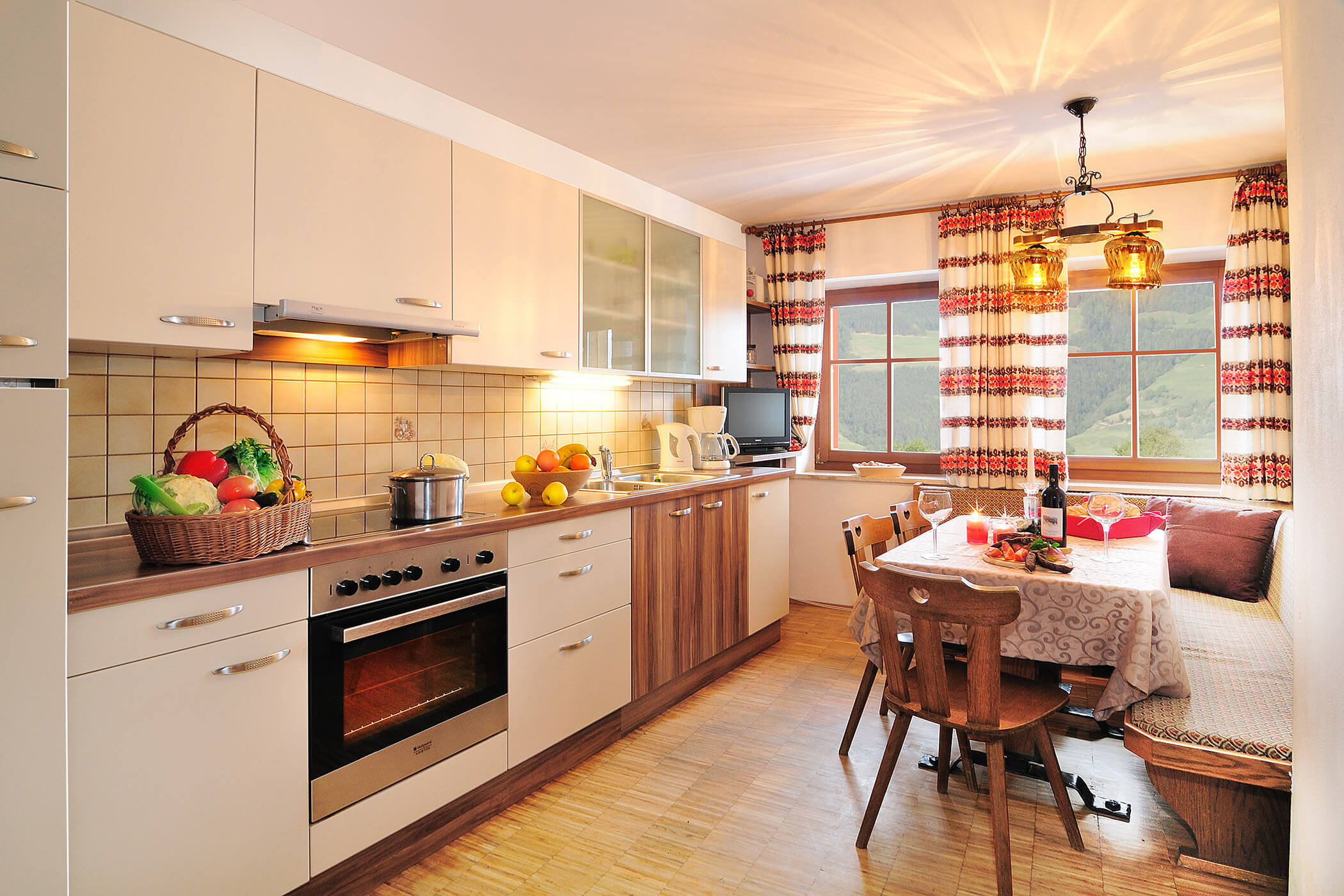 Kitchen in the Panorama apartment at the Radmüllerhof with kitchenette and dining table - Oberplunerhof