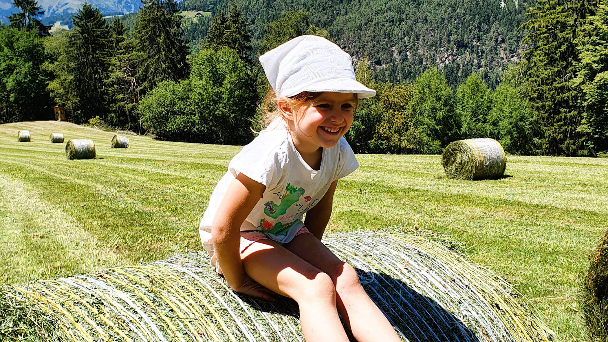 Ragazza seduta su una balla di paglia - Oberplunerhof