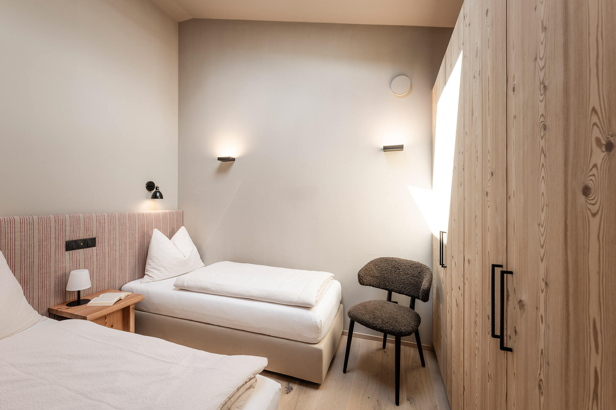 Single bed in Chalet Skyline with a wooden wardrobe - Oberplunerhof