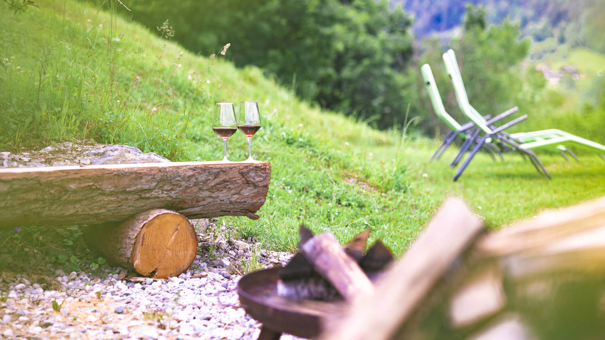 Camino con panca e due sedie a sdraio - Oberplunerhof