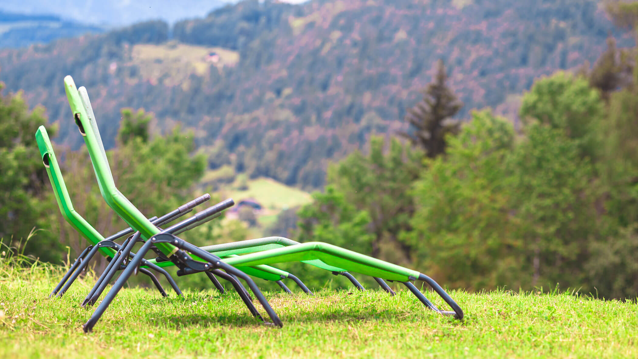 Due sedie a sdraio verdi su un prato con vista - Oberplunerhof
