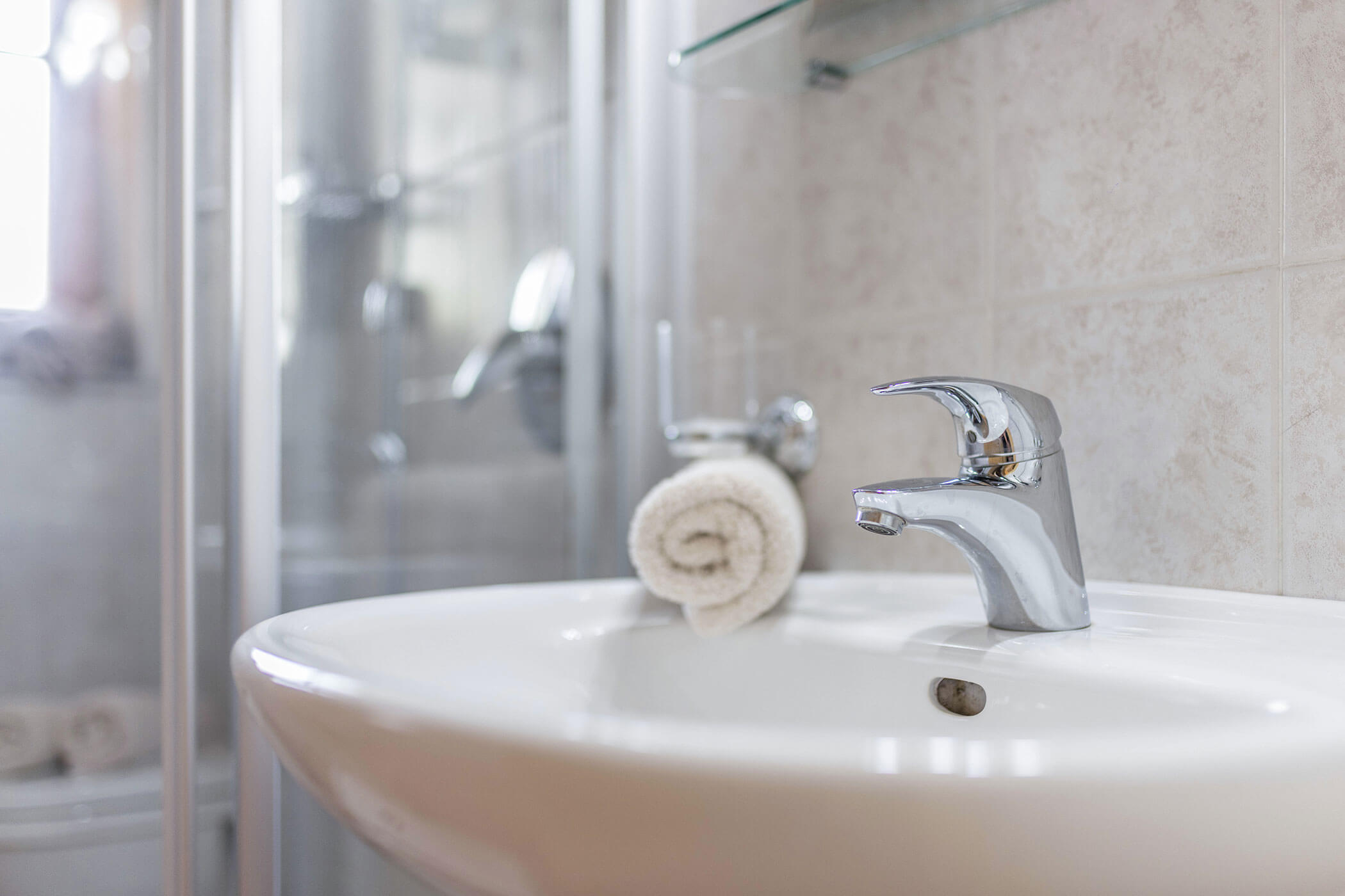 Washbasin with white towel in the Gitschberg apartment - Oberplunerhof
