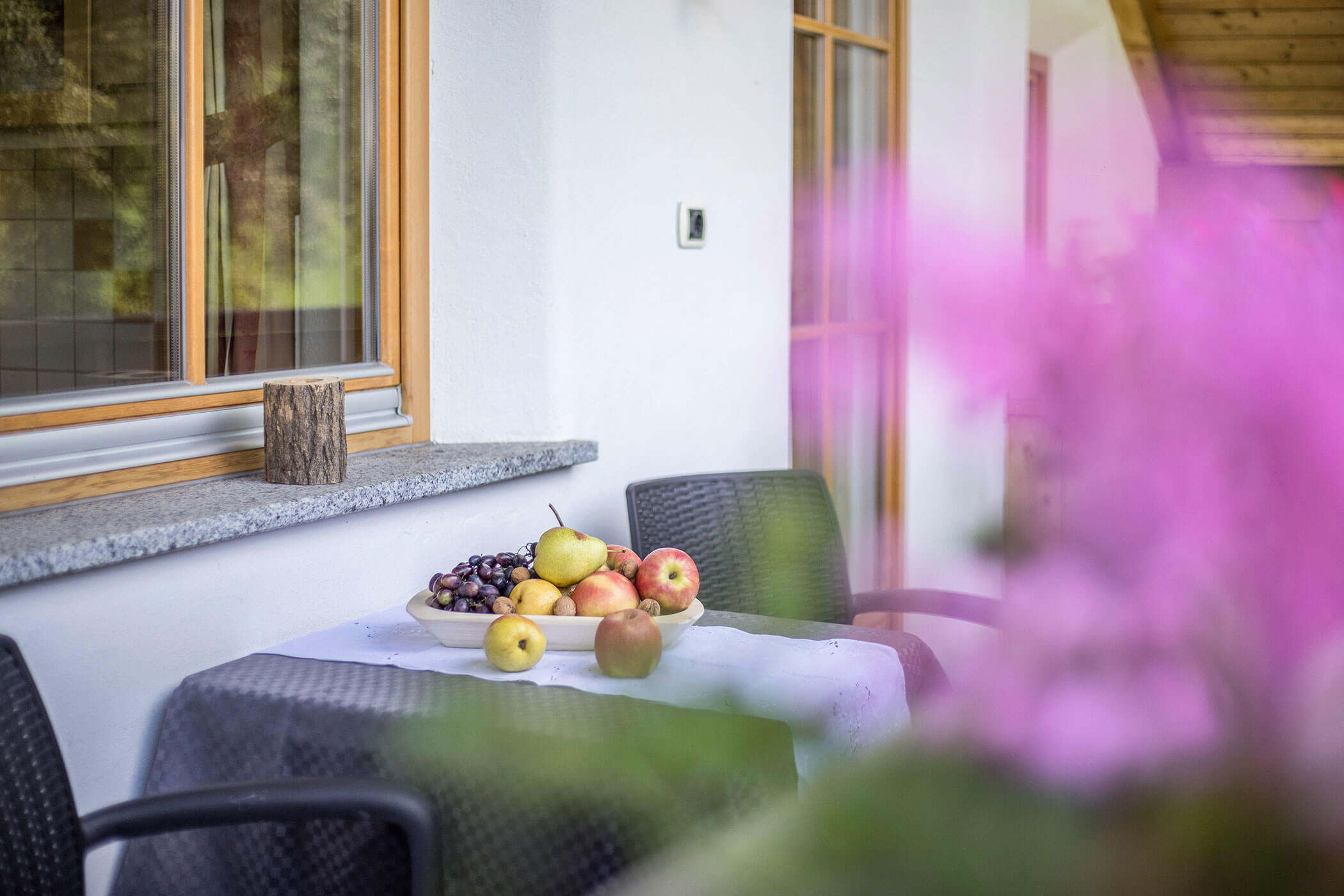 Balcony of the Gitschberg apartment with table and fruit basket - Oberplunerhof