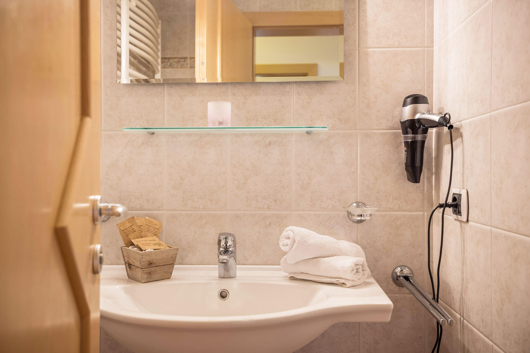 Bathroom in the Plan de Corones apartment with washbasin, mirror and hairdryer - Oberplunerhof