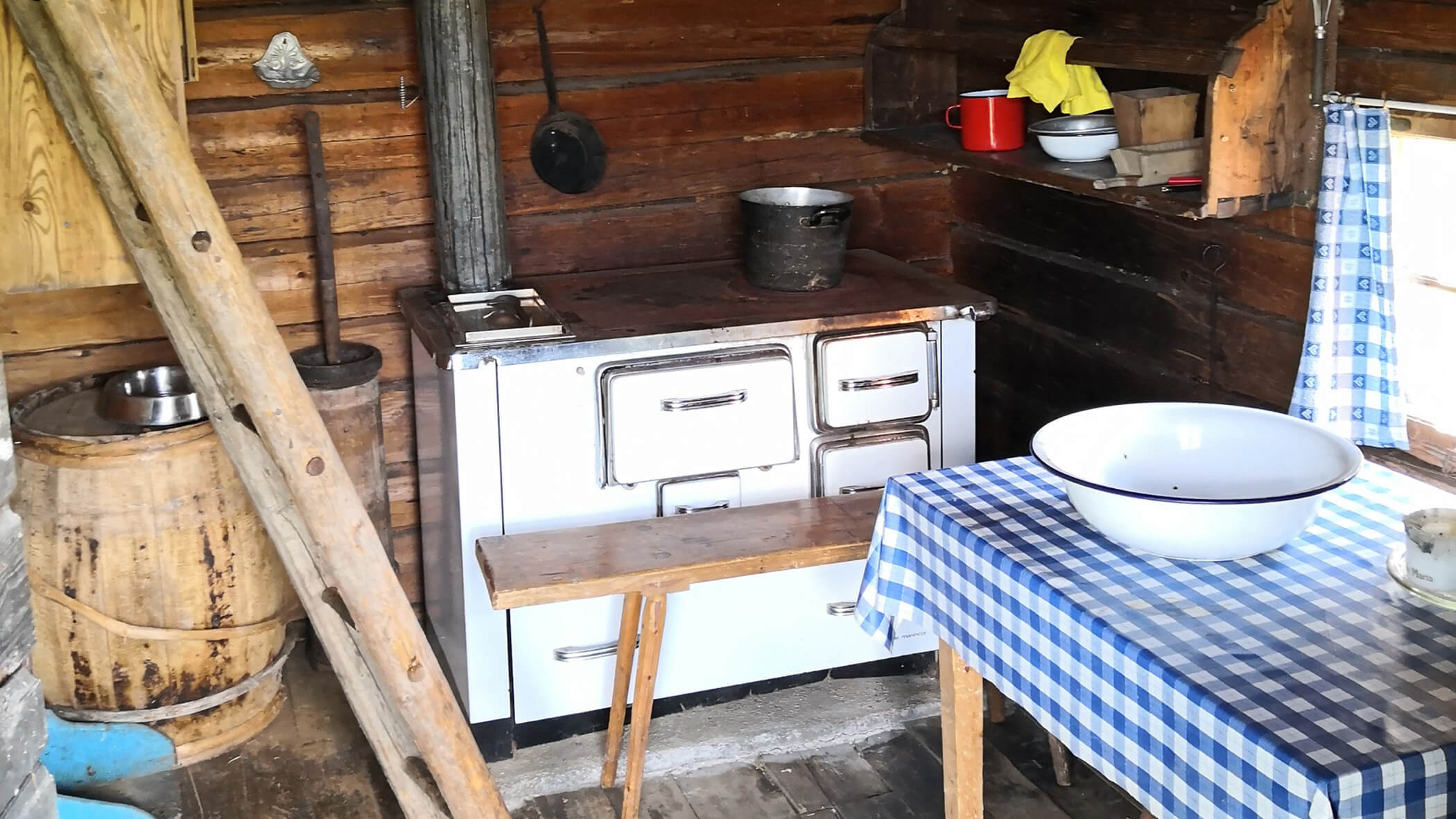 Antica malga con cucina, tavolo e panca in legno - Oberplunerhof