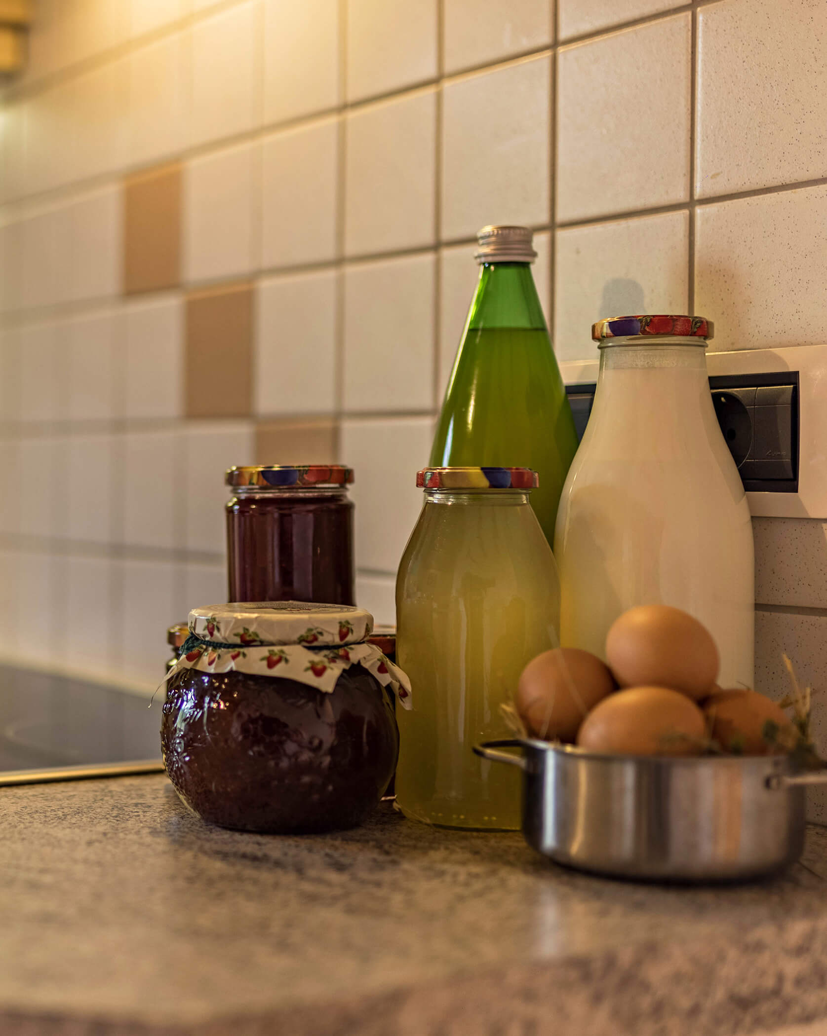 Selbstgemachte Produkte vom Oberplunerhof: verschiedene Säfte, frische Milch, Eier und Marmelade - Oberplunerhof