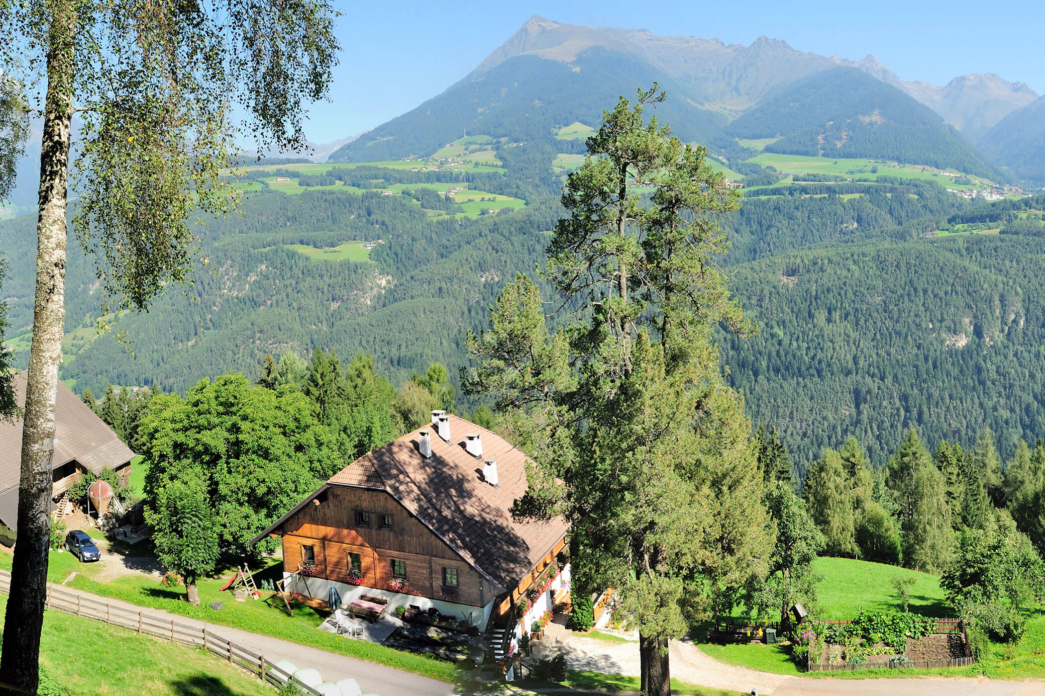 The Radmüller from above with a view of the mountains and forests - Oberplunerhof