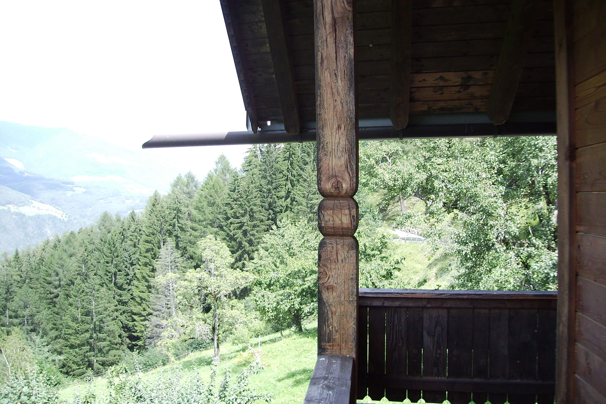 The balcony of the Radmüller hut with a view of the mountains and forests - Oberplunerhof