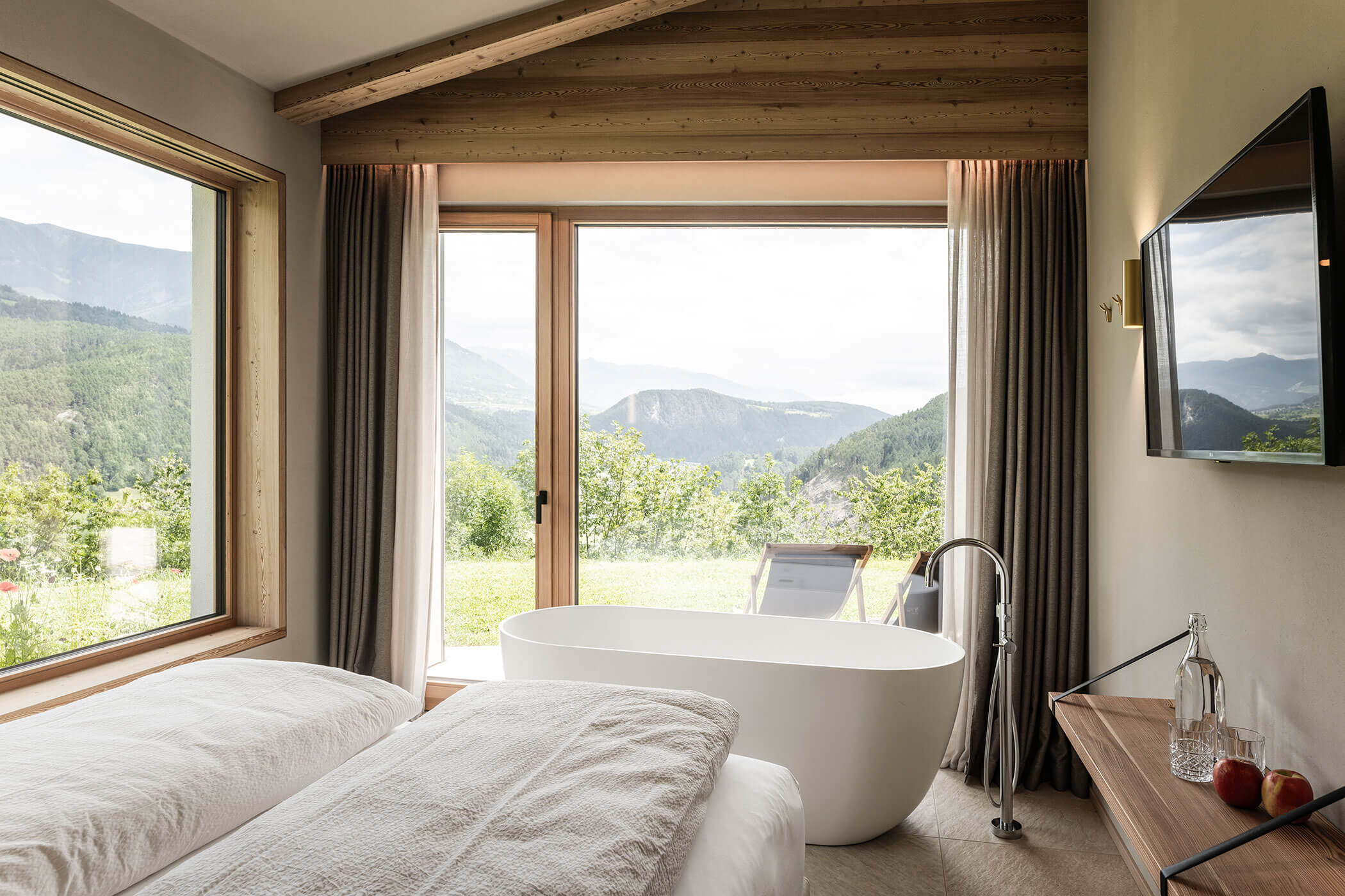 Room in Chalet Skyline with double bed, free-standing bathtub and view of the South Tyrolean mountains - Oberplunerhof