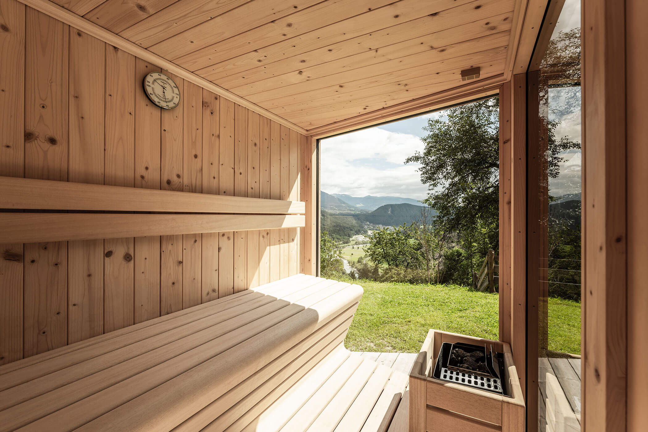 The outdoor sauna with infusion bowl and view of the landscape - Oberplunerhof