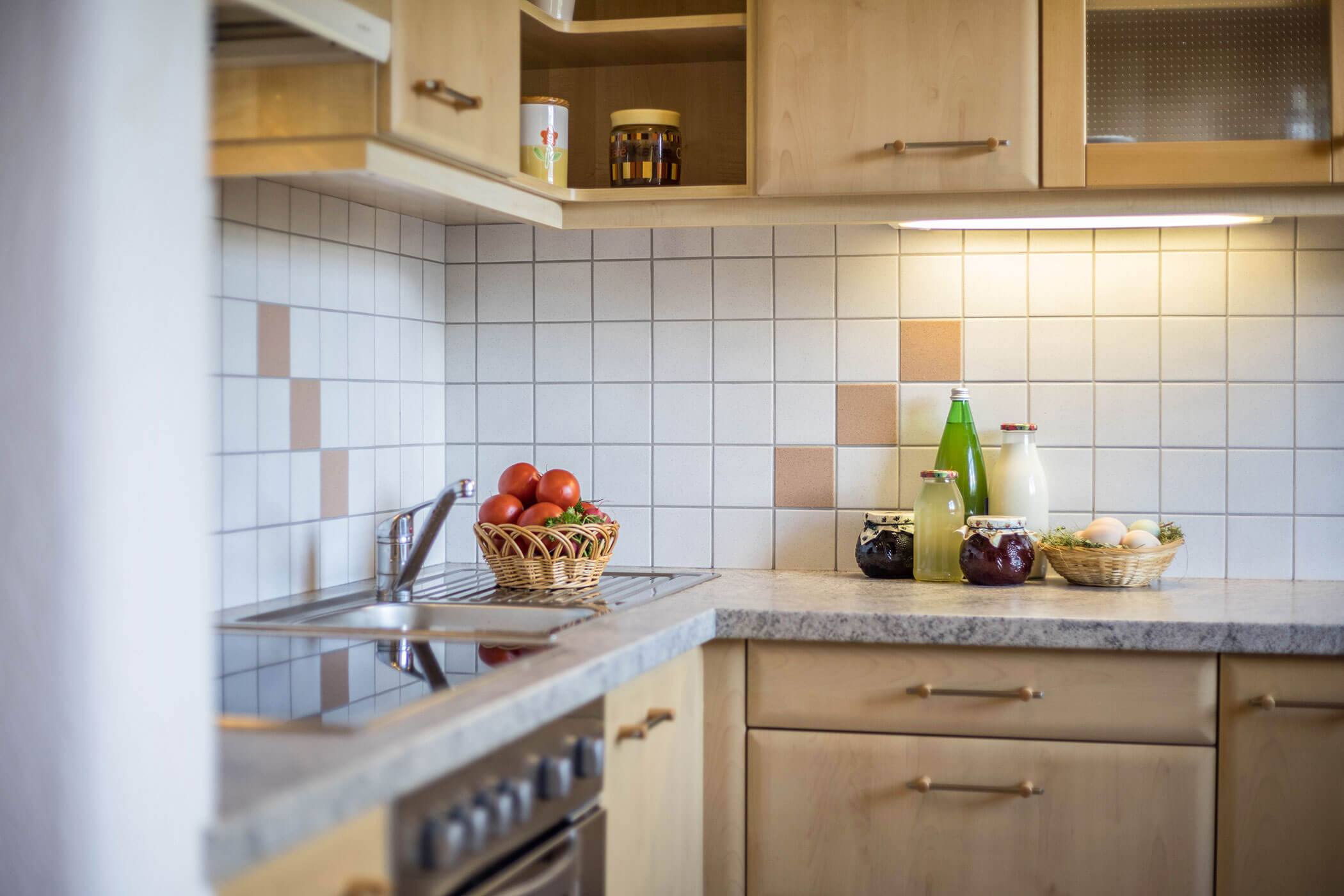 Kitchenette in the Gitschberg apartment with various juices, fresh milk, eggs and apples - Oberpluenrhof