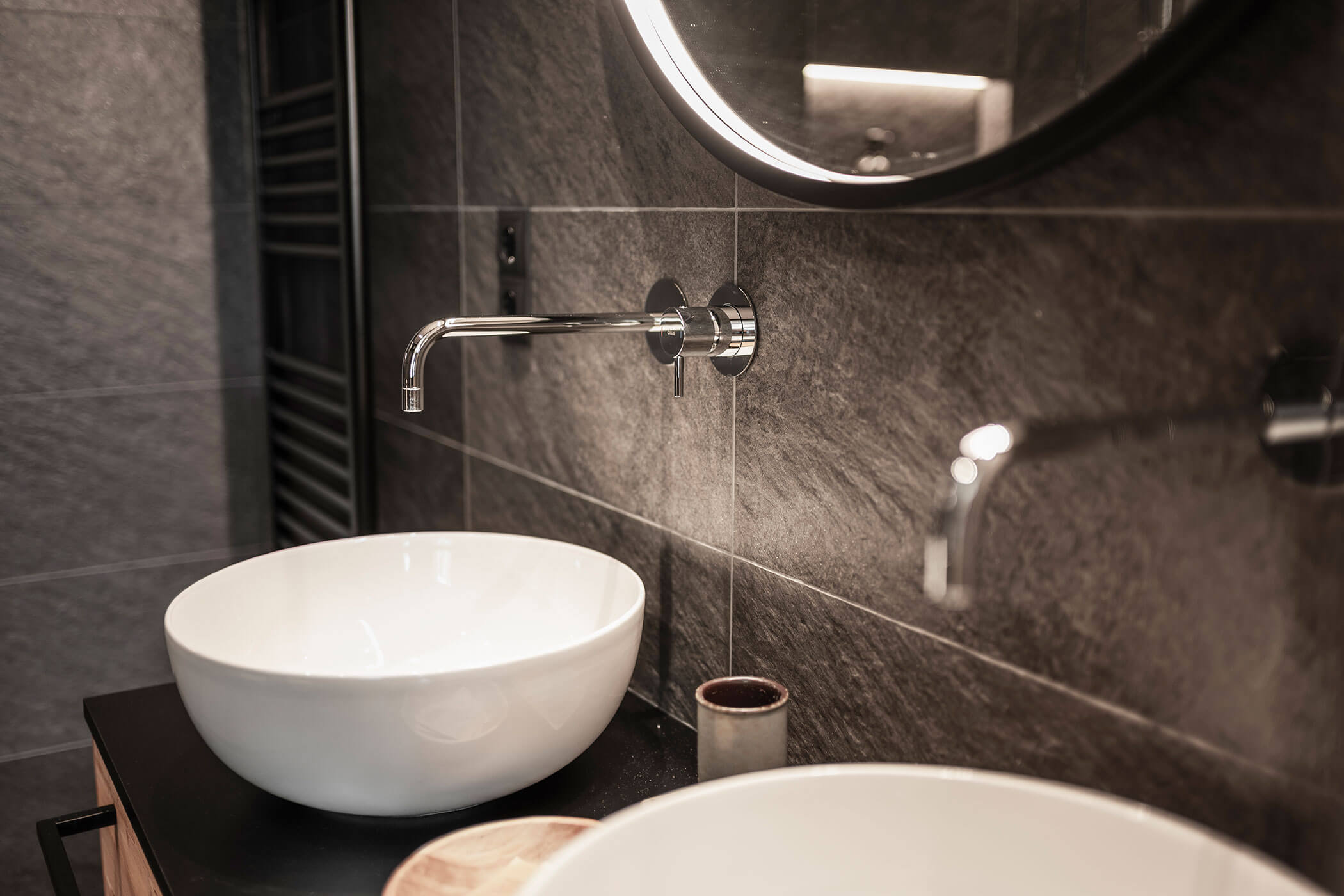 Two washbasins with illuminated mirror in Chalet Woods - Oberplunerhof